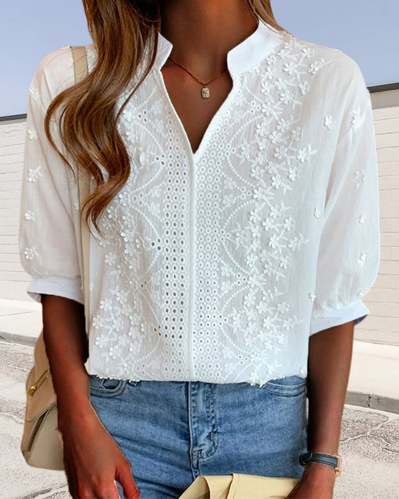 Blouse with V-neck and puff sleeves with lace decoration