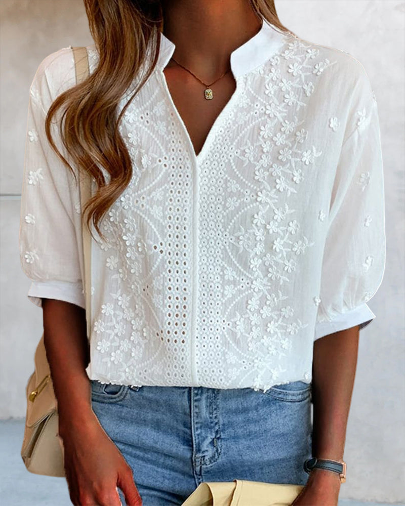 Blouse with V-neck and puff sleeves with lace decoration