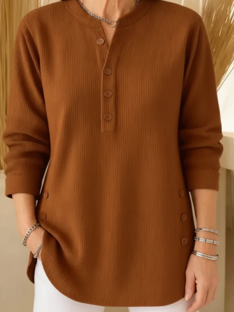 Alva – Top with Button Closure